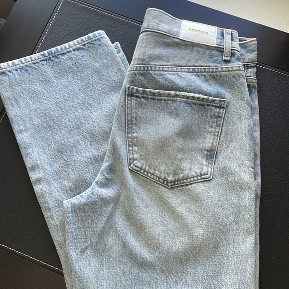 NWOT Express High Waisted Light Wash Ripped Straight Ankle Jeans - Picture 7 of 10